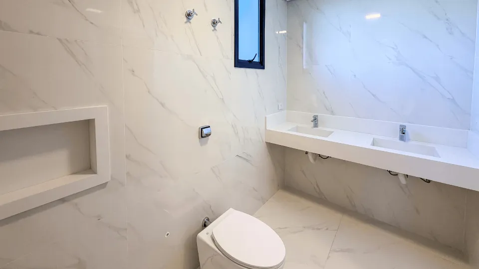 Banheiro em porcelanato com bancada