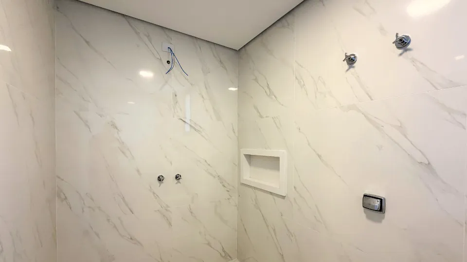 Área do chuveiro em porcelanato