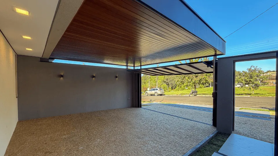 Garagem coberta com forro de madeira