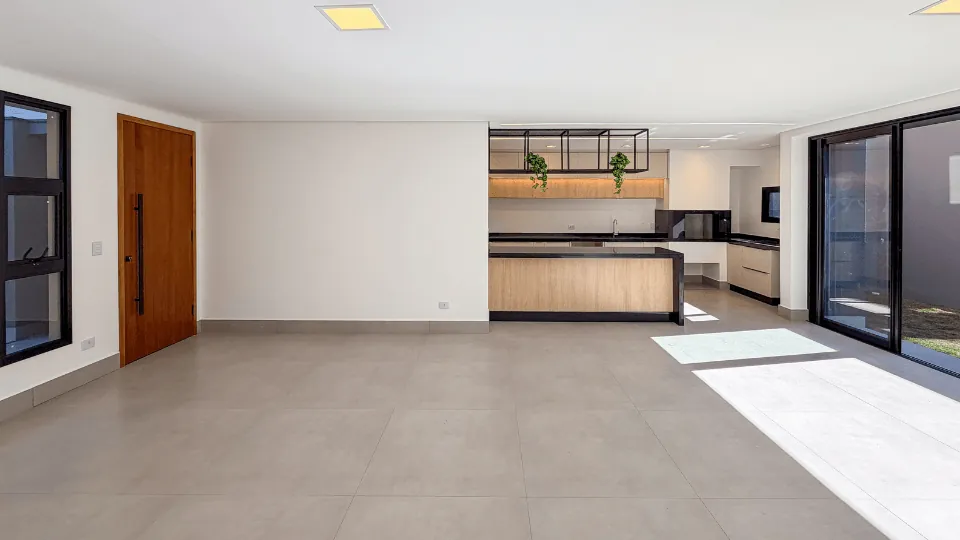 Sala e cozinha integradas com porta pivotante