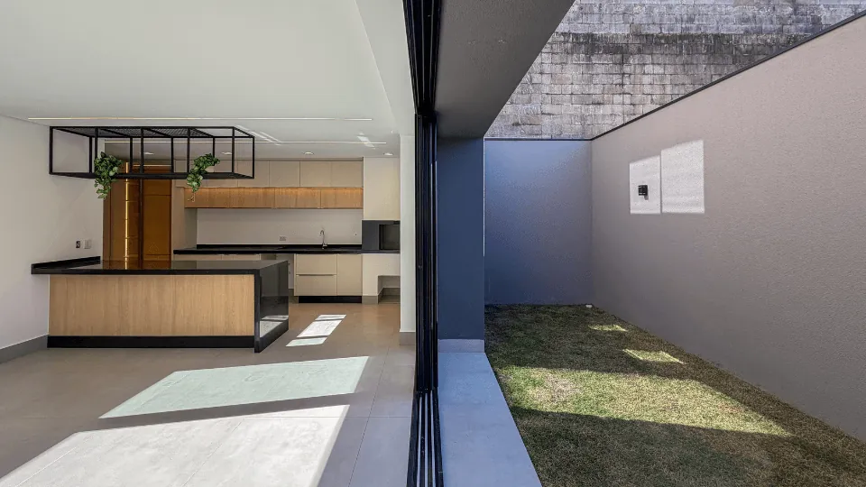 Cozinha com ilha e vista para o jardim