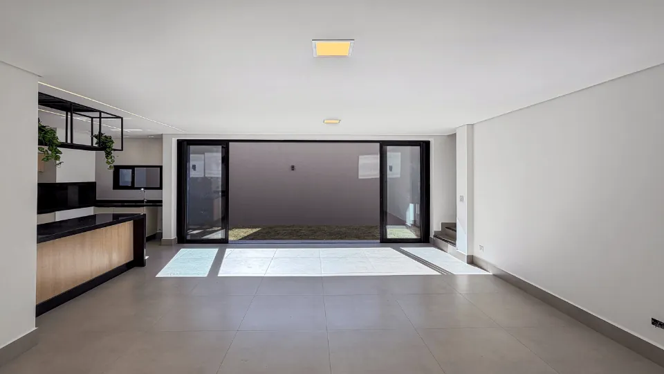 Living amplo e iluminado com saída para o pátio